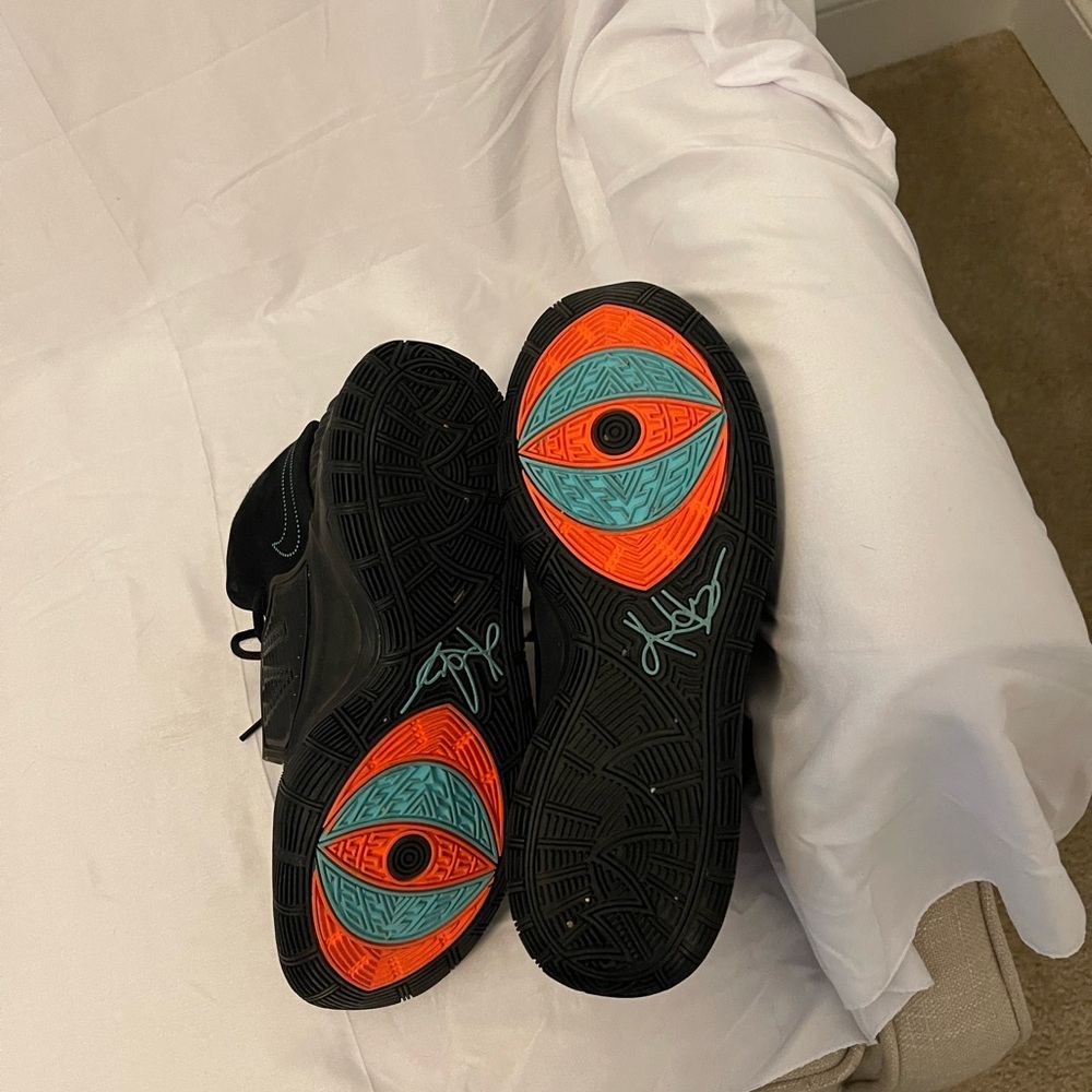 Nike Kyrie High-Top Sneakers with Multicolor Accents - Picture 5 of 5